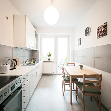 Ruhige 2 Schlafzimmer Wohnung: 5 Einzelbetten + Kueche, Modernes Bad, Tv, Waschmaschine Apartment
