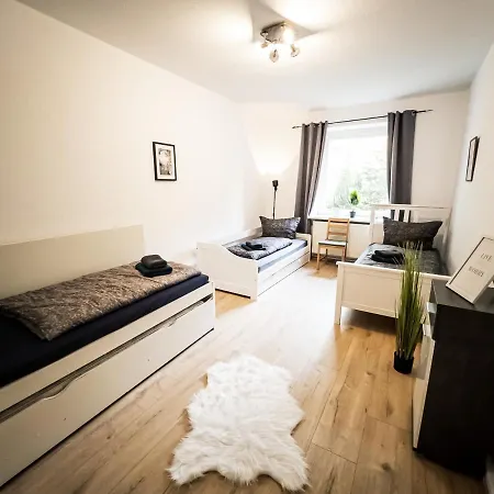 Ruhige 2 Schlafzimmer Wohnung: 5 Einzelbetten + Kueche, Modernes Bad, Tv, Waschmaschine Apartment *