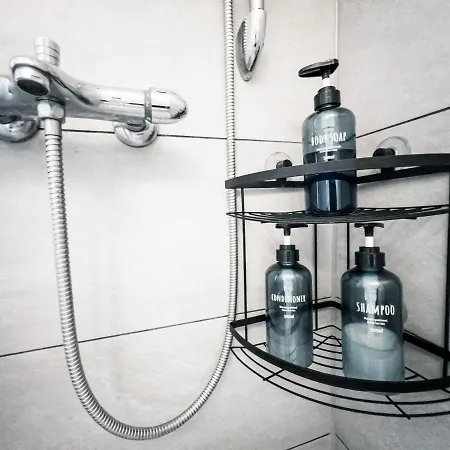 Ruhige 2 Schlafzimmer Wohnung: 5 Einzelbetten + Kueche, Modernes Bad, Tv, Waschmaschine Apartment *
