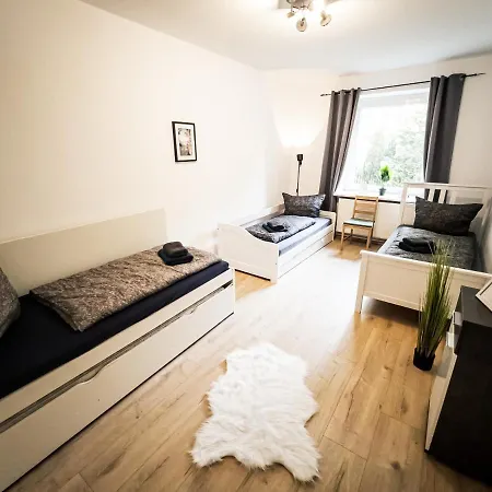Ruhige 2 Schlafzimmer Wohnung: 5 Einzelbetten + Kueche, Modernes Bad, Tv, Waschmaschine Apartment