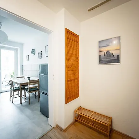 Ruhige 2 Schlafzimmer Wohnung: 5 Einzelbetten + Kueche, Modernes Bad, Tv, Waschmaschine