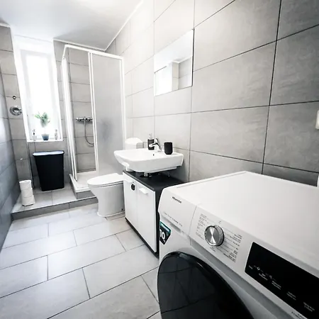 Apartment Ruhige 2 Schlafzimmer Wohnung: 5 Einzelbetten + Kueche, Modernes Bad, Tv, Waschmaschine *