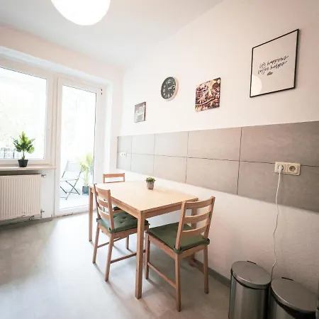 Apartment Ruhige 2 Schlafzimmer Wohnung: 5 Einzelbetten + Kueche, Modernes Bad, Tv, Waschmaschine *