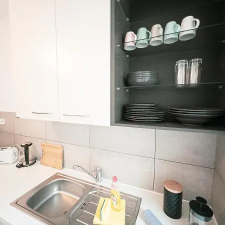 Apartment Ruhige 2 Schlafzimmer Wohnung: 5 Einzelbetten + Kueche, Modernes Bad, Tv, Waschmaschine *